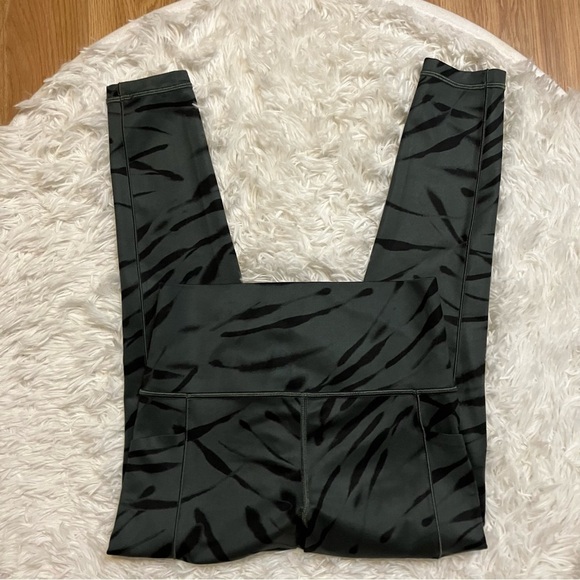 Athleta Salutation Stash Pocket LL 7/8 Tight Leggings in Zebra - Picture 2 of 9
